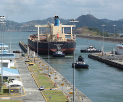 Embarcación remolcada Canal de Panamá