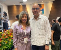 Claudia Milena Manjarrez, presidente de la corporación Cicce, y Javier Caamaño, embajador de Cuba en Colombia