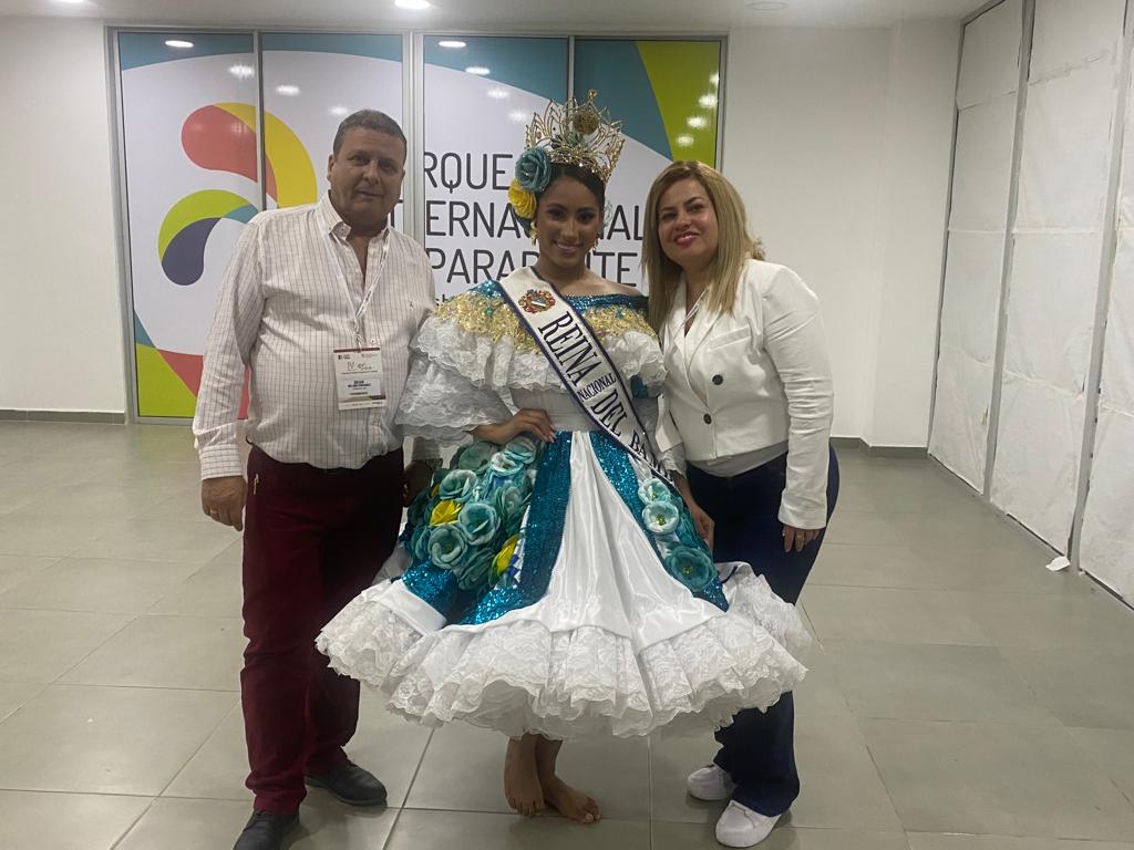 Julián del Amo Fernández, director ejecutivo Tabamérica JAF; Isabella Henríquez Monsalve, Reina Nacional del Bambuco; y Sandra Flórez, líder de servicio Cicce
