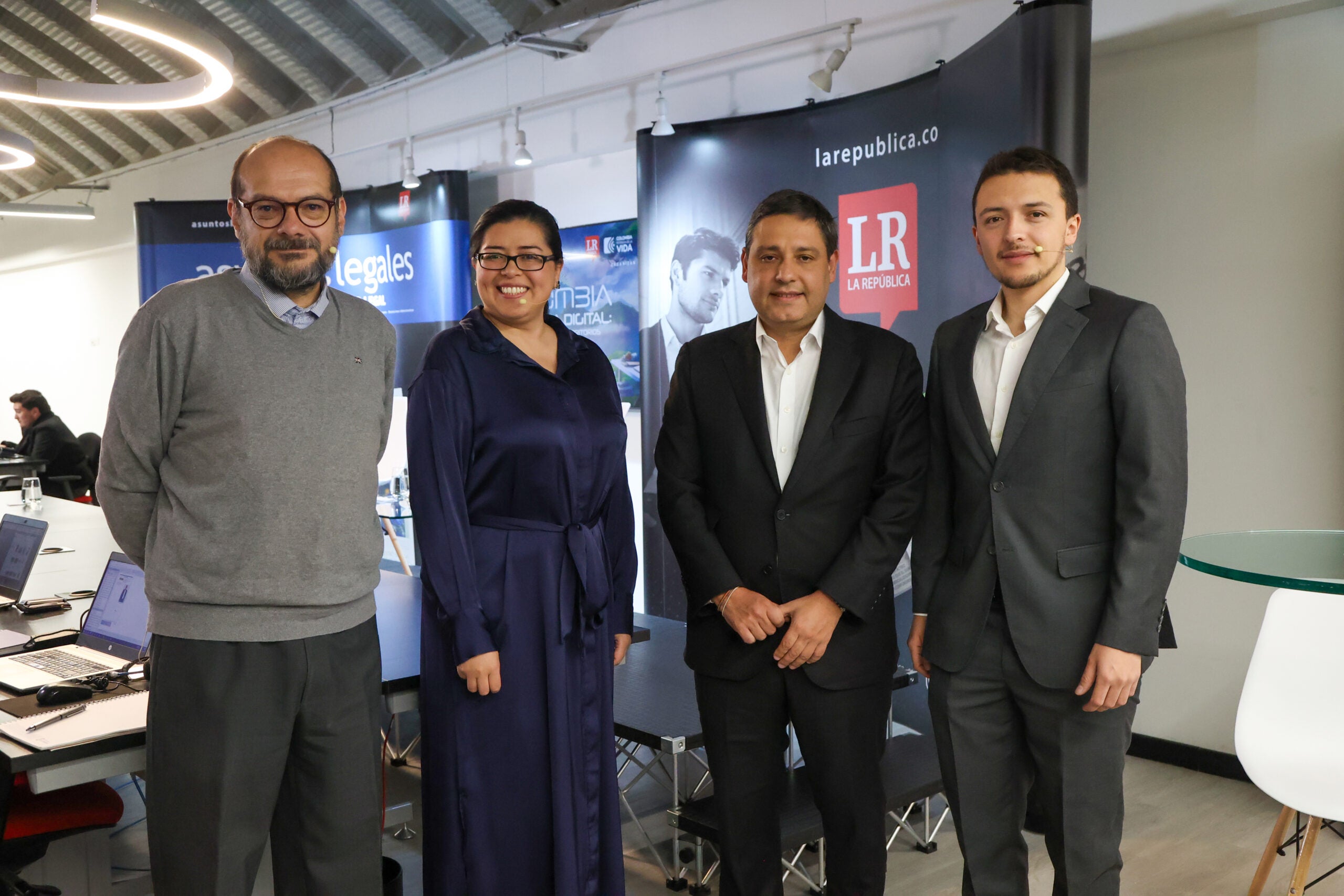 Alberto Solano Vanegas, director de la Cámara TIC y TV de Andesco; Adriana Molano, líder de la estrategia Colombia Potencia Digital del MinTIC; Mauricio Lizcano, ministro de las TIC; y Santiago Rojas, director general de Cubes Venture.