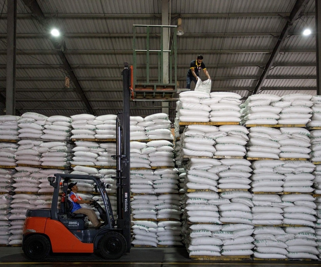 Sacos de arroz blanco importado