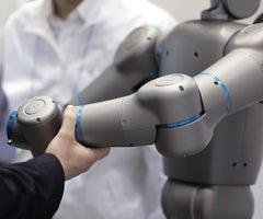 Un asistente examina un robot humanoide Tokyo Robotics Inc. Torobo, en la RoboDEX