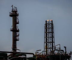 Petróleo vuelve a subir por tensión política