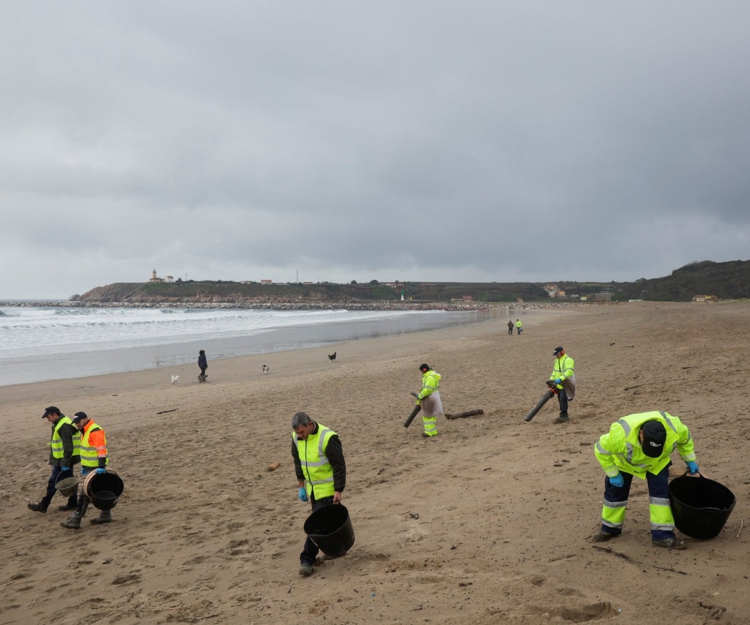 Equipo del Ministerio de Medio Ambiente limpiando las playas