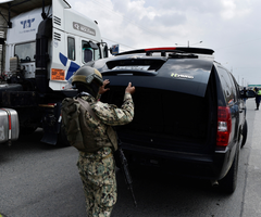 Fuerzas de seguridad en Ecuador realizaban el jueves redadas e incautaciones de armas