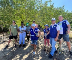 Líderes ambientales en la plantación de manglares