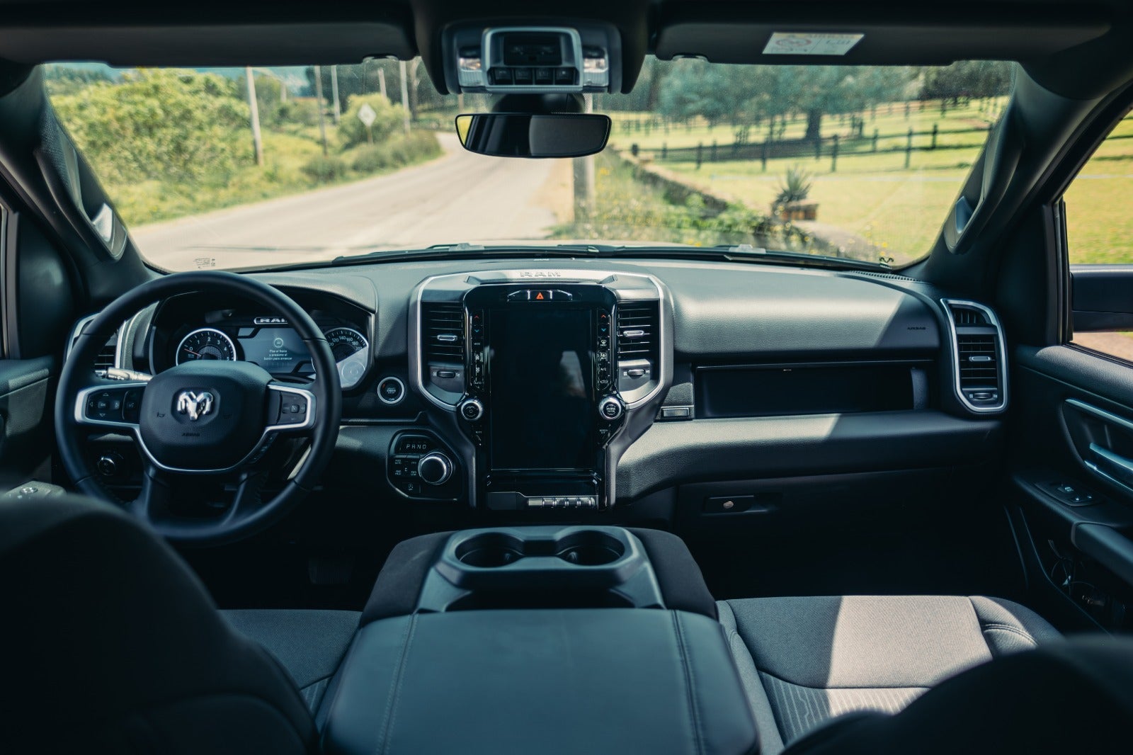 El interior de la camioneta en la primera mitad de la cabina resalta por su espacio, con la opción de incluir un tercer pasajero, y una pantalla no solo para las cámaras sino los servicios de enfrentamiento. 
