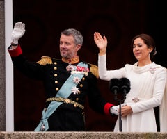 El rey Federico X y la reina Mary saludan desde el balcón tras la proclamación en la plaza del palacio de Christiansborg en Copenhague, Dinamarca. El 31 de diciembre de 2023, la reina anunció que abdicaría y que el príncipe heredero sería regente de Dinamarca desde este domingo.