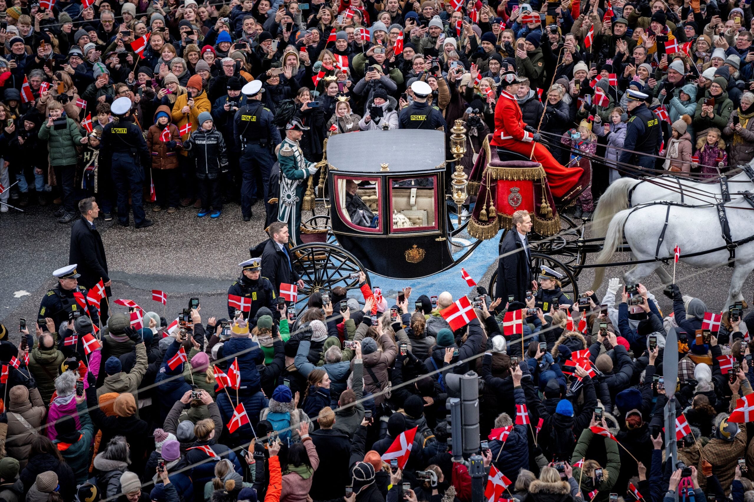 La reina Margarita de Dinamarca es escoltada por el Escuadrón Montado del Regimiento de Húsares de la Guardia en el carruaje dorado desde el castillo de Amalienborg hasta el castillo de Christiansborg, el día en que abdica tras un reinado de 52 años. Foto: Reuters
