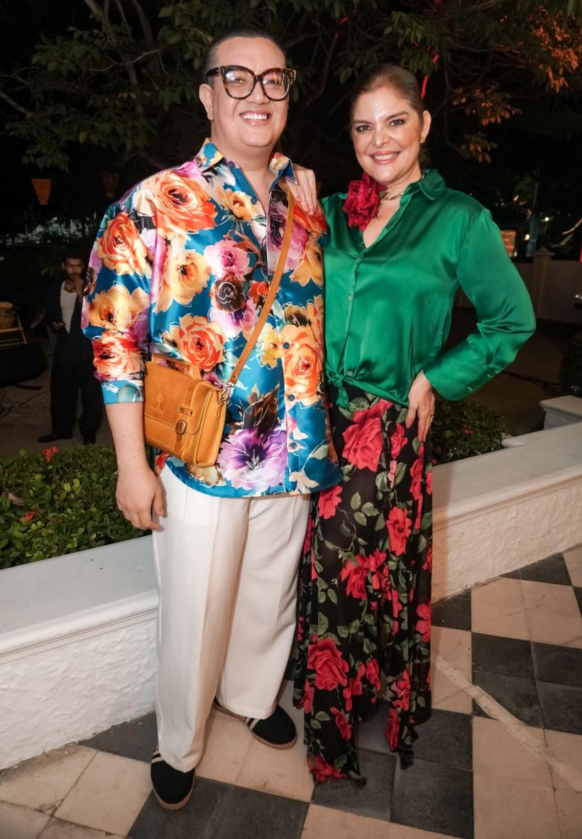 El influencers Carlos Britt junto con la periodista y presentadora Rosa María Corcho.