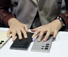 Teléfonos celulares en exhibición comercial