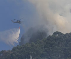 Un helicóptero realizando labores para apagar el incendio en los Cerros Orientales