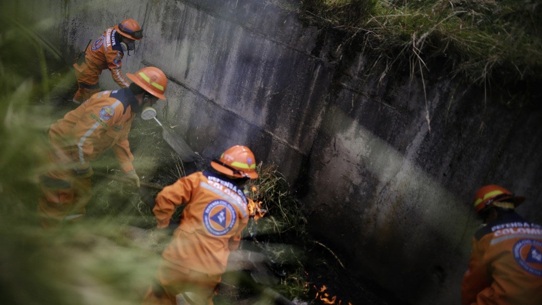 Defensa civil atendiendo incendio forestal