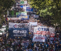Manifestantes durante una huelga contra las políticas de Javier Milei en Buenos Aires, el 24 de enero.