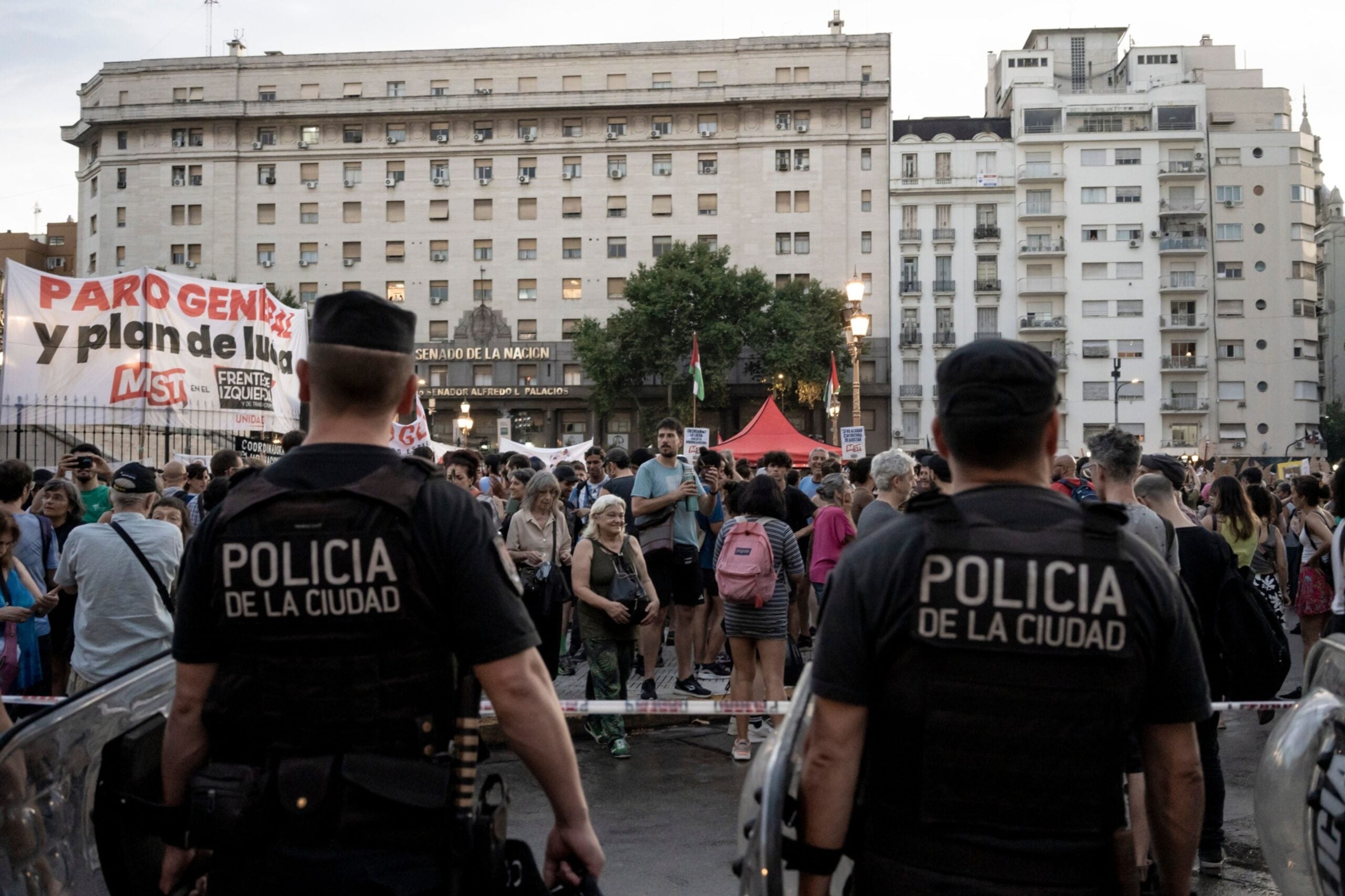 Agentes de policía montan guardia durante una protesta contra el amplio paquete de reformas legislativas del gobierno de Milei en Buenos Aires. 