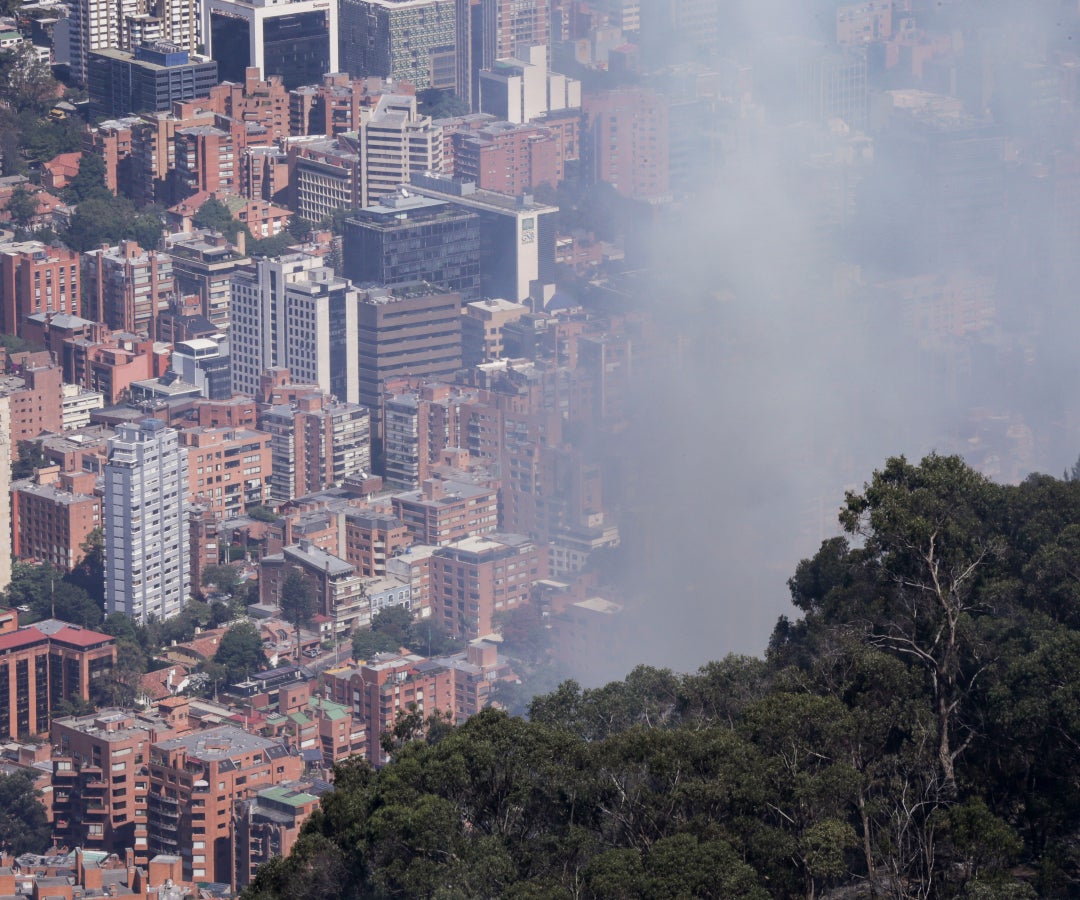 Vista general del incendio sobre los Cerros Orientales en Bogotá