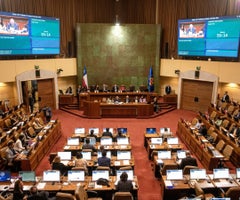 Legisladores durante una votación en el Congreso Nacional en Valparaíso, Chile.