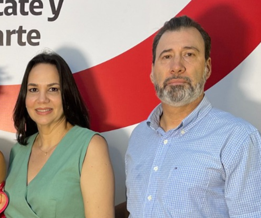 Beatriz Amador, consultora de Claro, y Luis Miguel Porto, director regional de Claro.