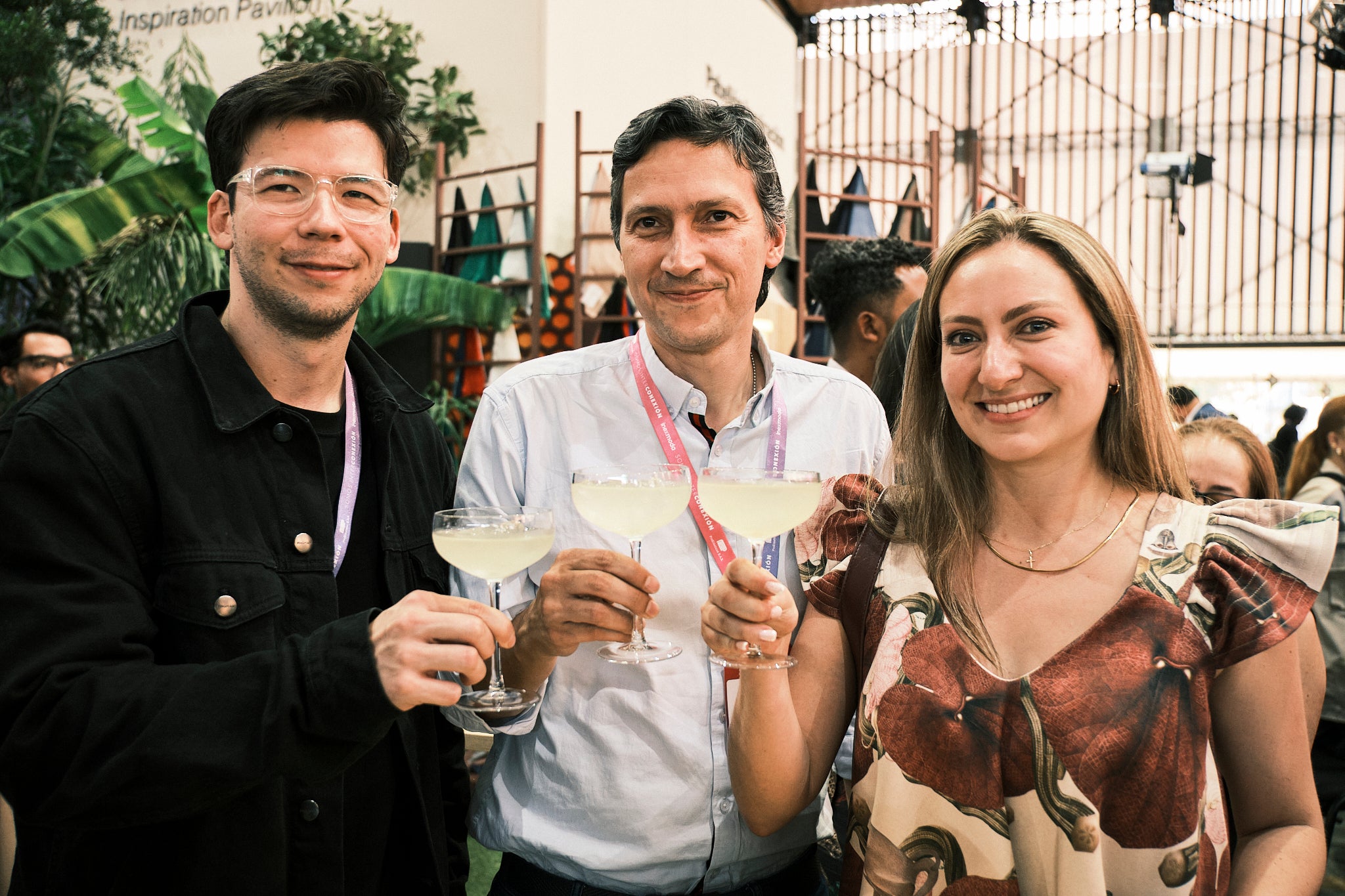 Juan Fernando Loaiza, especialista en investigación económica de Inexmoda; Lorenzo Velásquez, director de Transformación y Conocimiento de Inexmoda; y Natalia Gil, gerente de Innovación de Bancolombia.