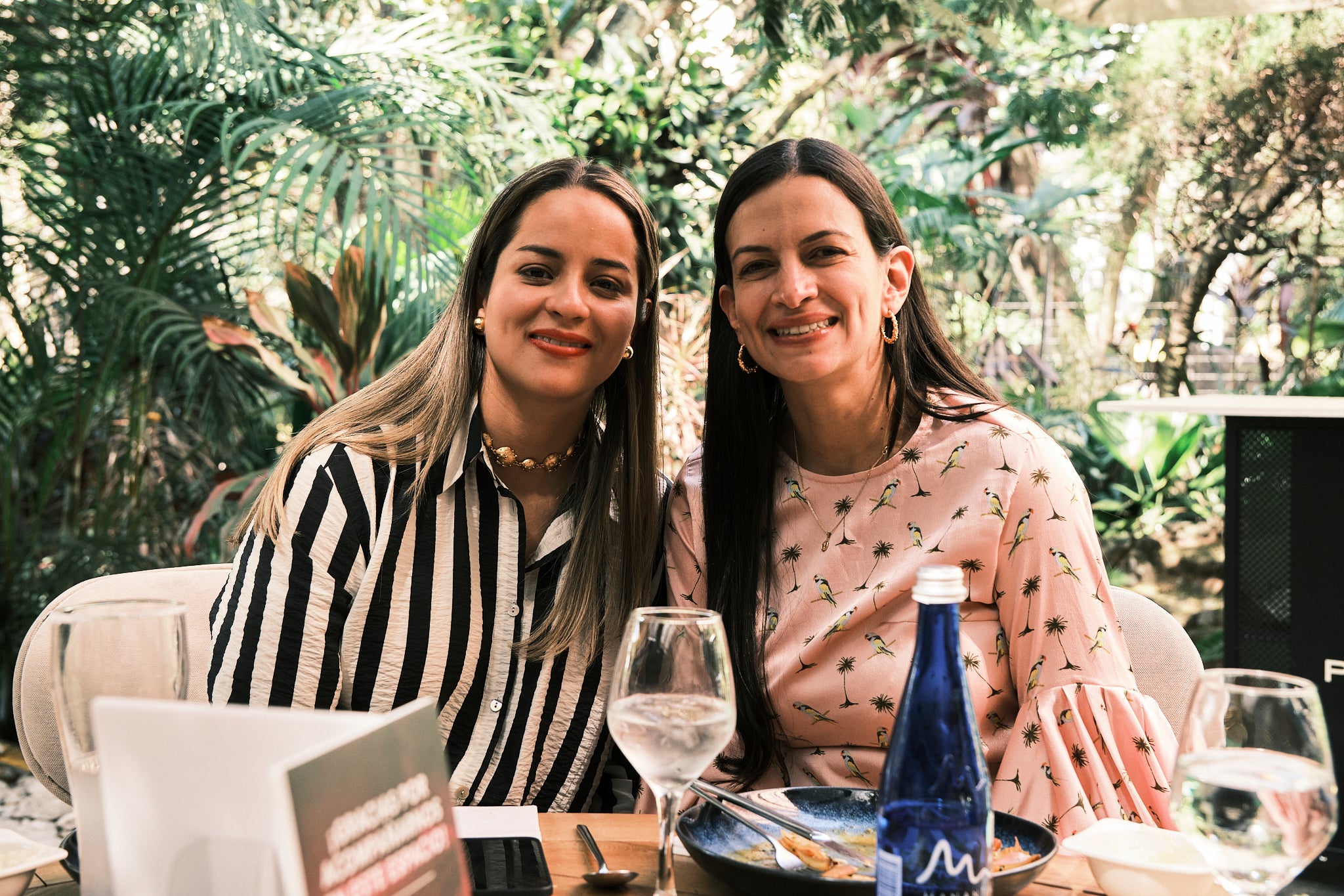 Adriana Garnica, secretaria de comunicaciones de la Alcaldía de Medellín, y María Fernanda Galeano, secretaria de Desarrollo Económico de la Alcaldía de Medellín.