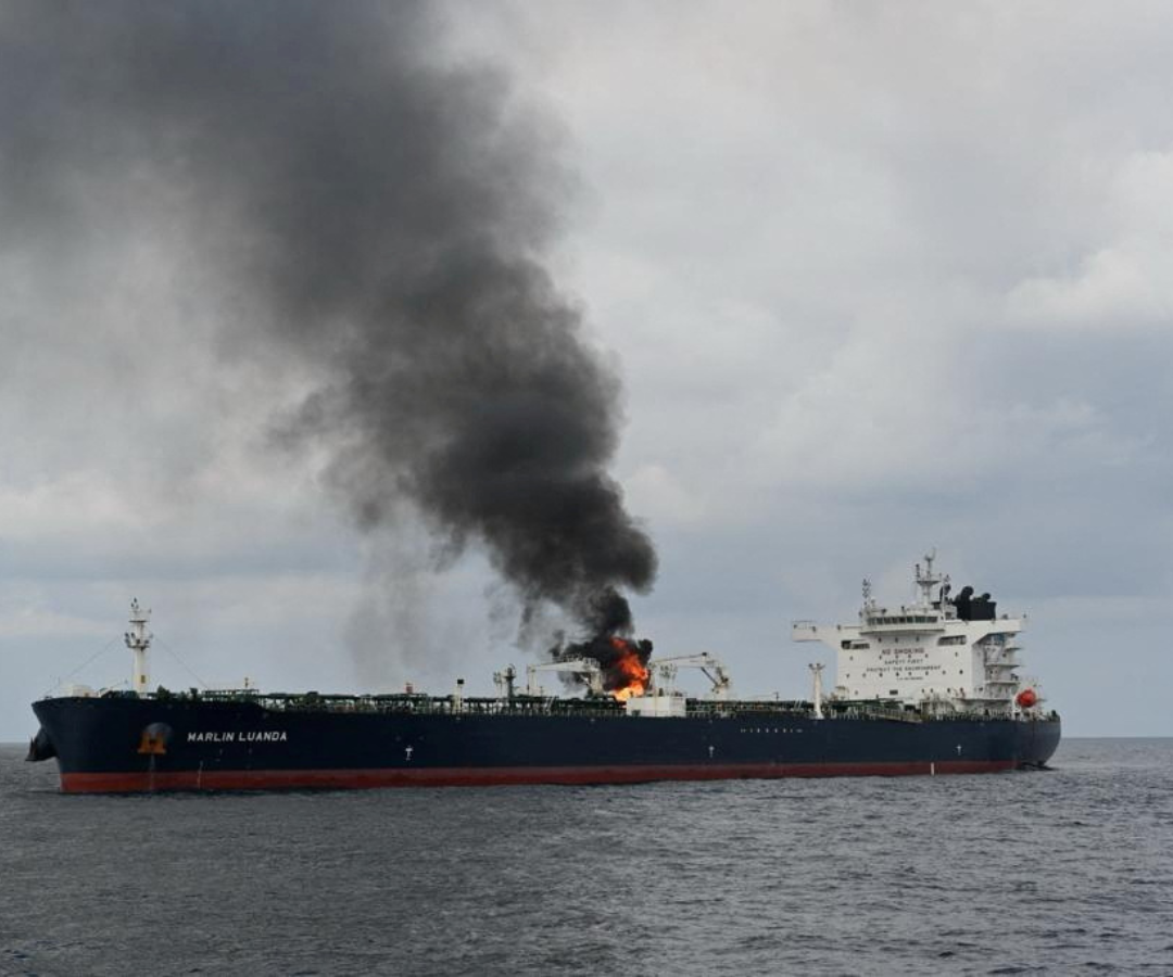 Sale humo del buque mercante Marlin Luanda, en el lugar señalado como Golfo de Adén.