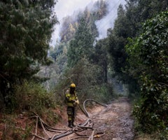 Vista general de un incendio forestal en Bogotá