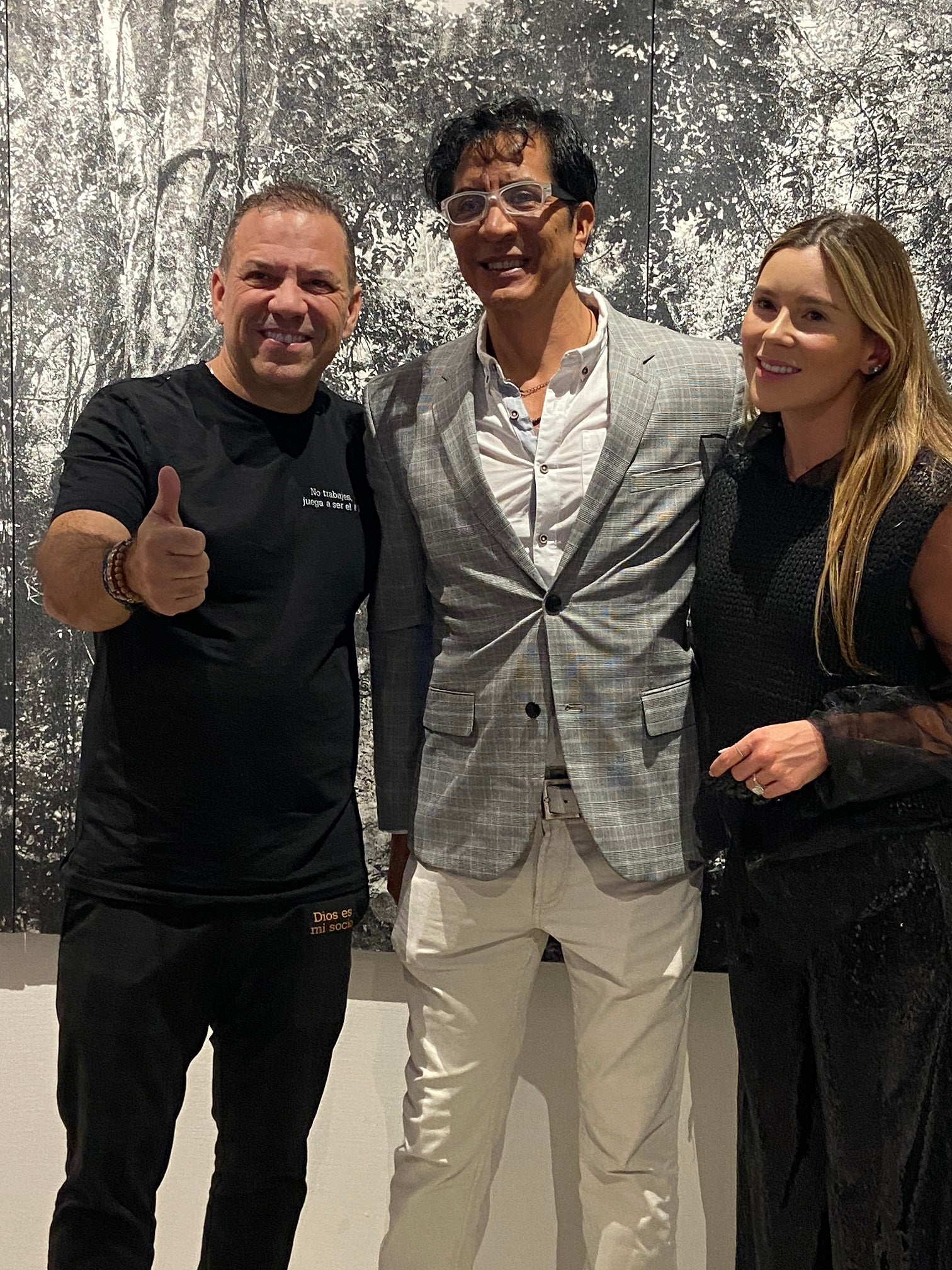 Santiago Botero y Manuela Echeverri, gestores de Casa MaS,y el artista Tomás Ochoa.