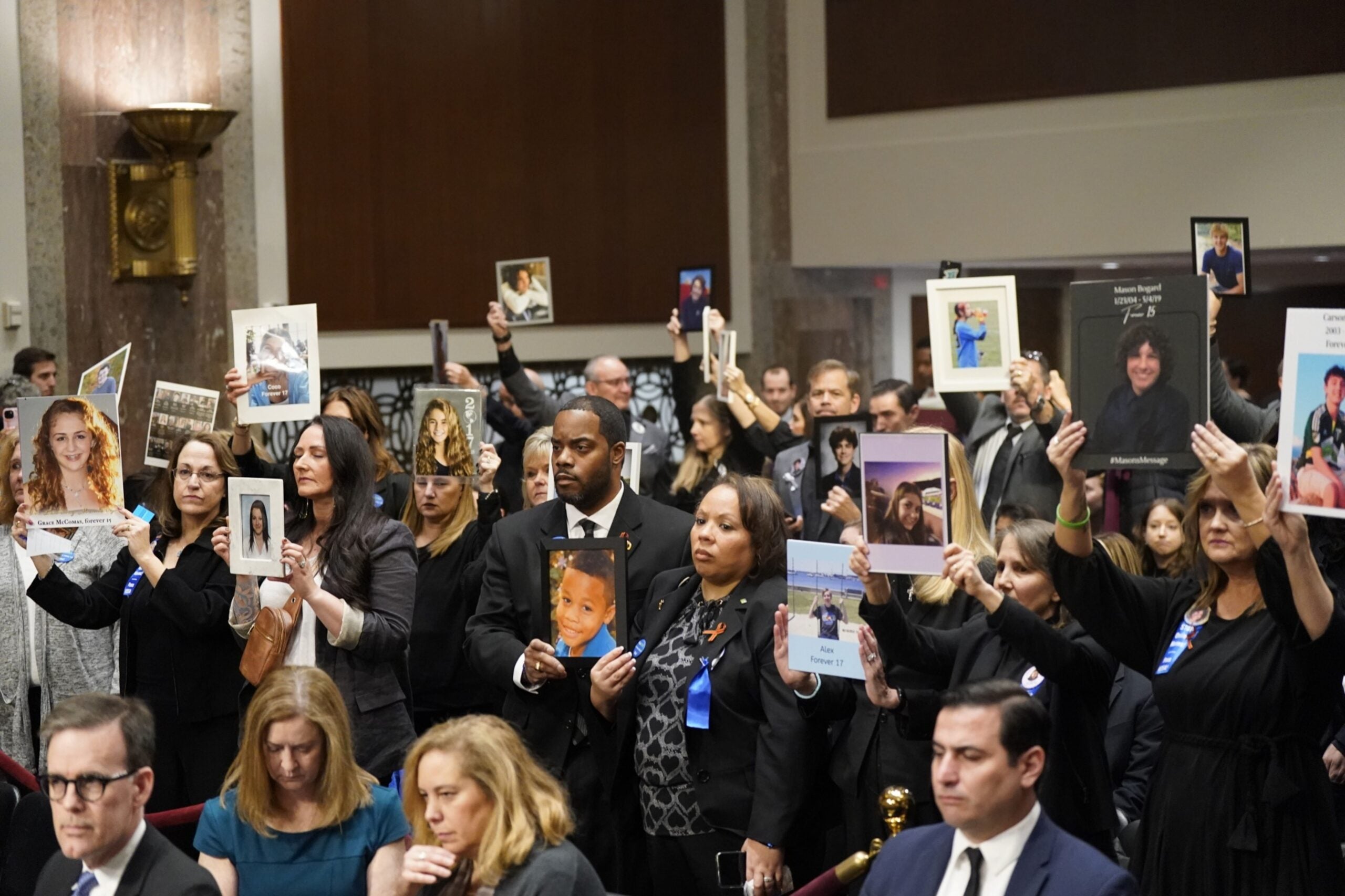 Zuckerberg ofreció disculpas en discusión en el Senado sobre seguridad infantil
