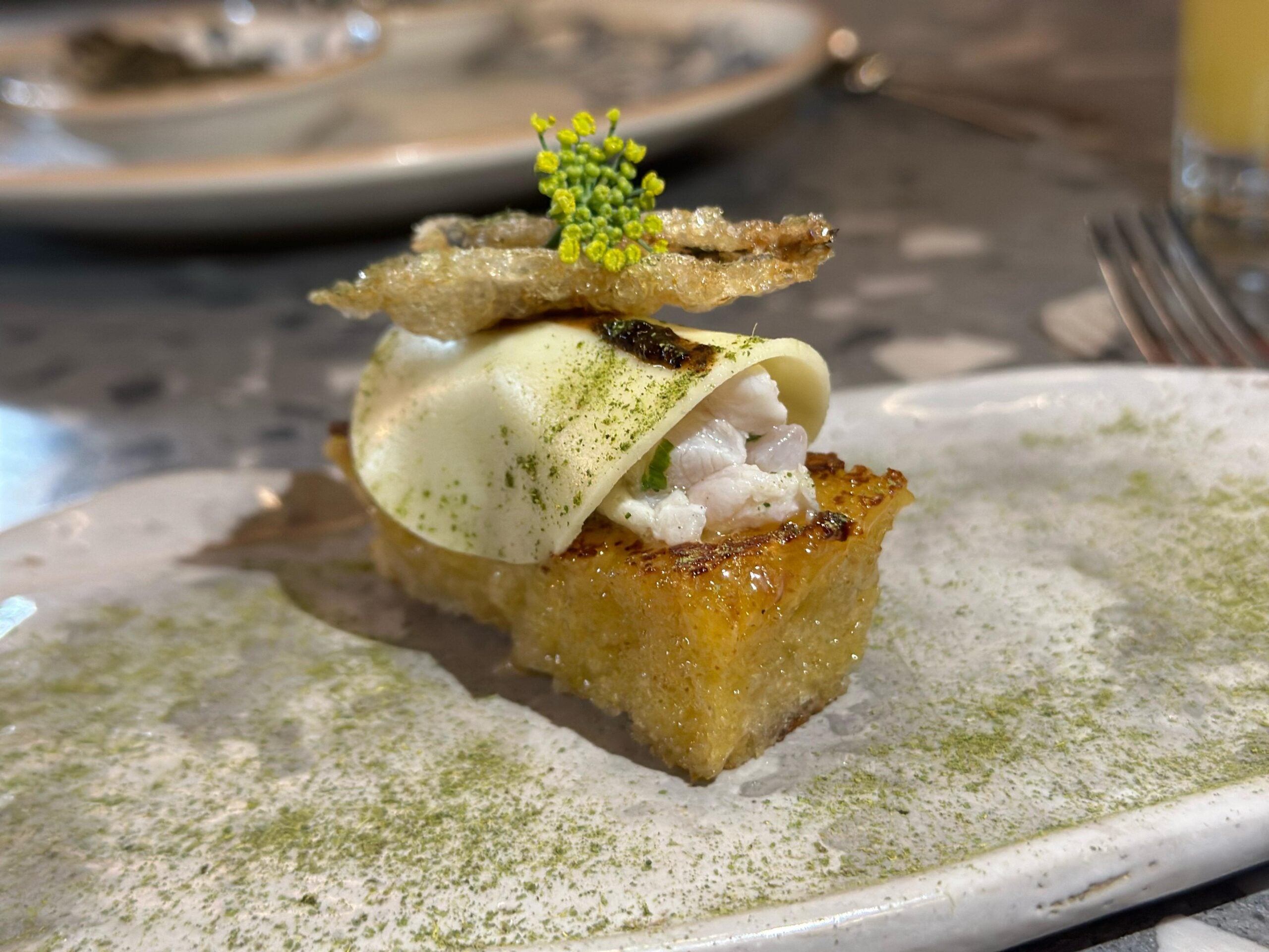 Tostada francesa con tartar de trucha blanca