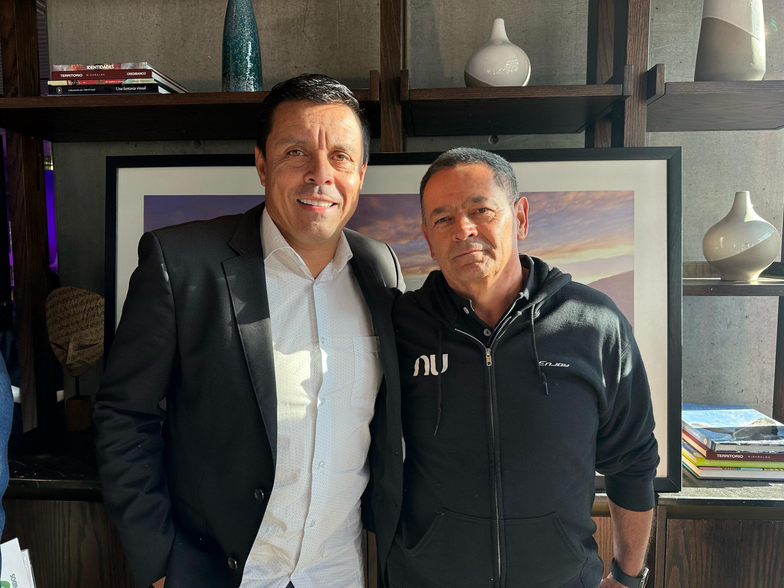 El exciclista Víctor Hugo Peña, y Carlos Gutiérrez, miembro del staff del equipo NU Colombia.