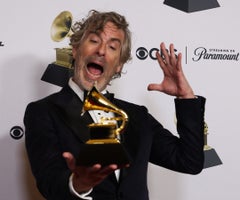 Brett Morgen junto a su galardón de ganador por mejor filme musical en los premios Grammy.