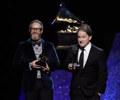 Gordy Haab acepta su premio por mejor banda sonora para un videojuego Gordy Haab acepta su premio por mejor banda sonora para un videojuego