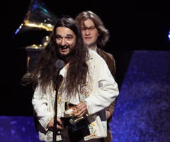 Wet Leg Remixes aceptando su galardón en los Premios Grammy Wet Leg Remixes aceptando su galardón en los Premios Grammy