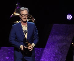 El compositor Dan Wilson acepta su premio por mejor canción de música country
