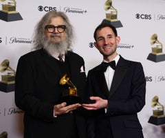 George Drakoulias y Brandon Davis junto al galardón por Barbie George Drakoulias y Brandon Davis junto al galardón por Barbie