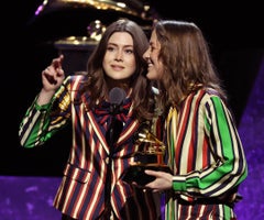 Larkin Poe acepta su galardón por mejor álbum de blues contemporáneo Larkin Poe acepta su galardón por mejor álbum de blues contemporáneo