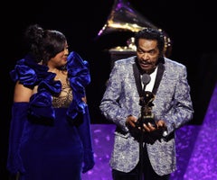 Bobby Rush junto a su galardón por mejor álbum de blues tradicional Bobby Rush junto a su galardón por mejor álbum de blues tradicional