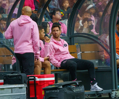Lionel Messi en la banca durante un partido en Hong Kong el 4 de febrero