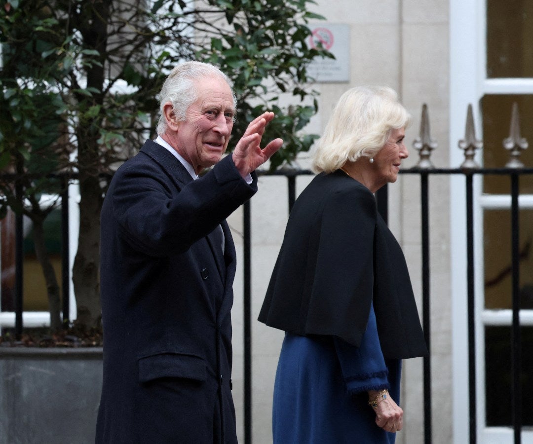 El rey Carlos de Inglaterra abandona la London Clinic junto a la reina Camilla tras recibir tratamiento de la próstata.