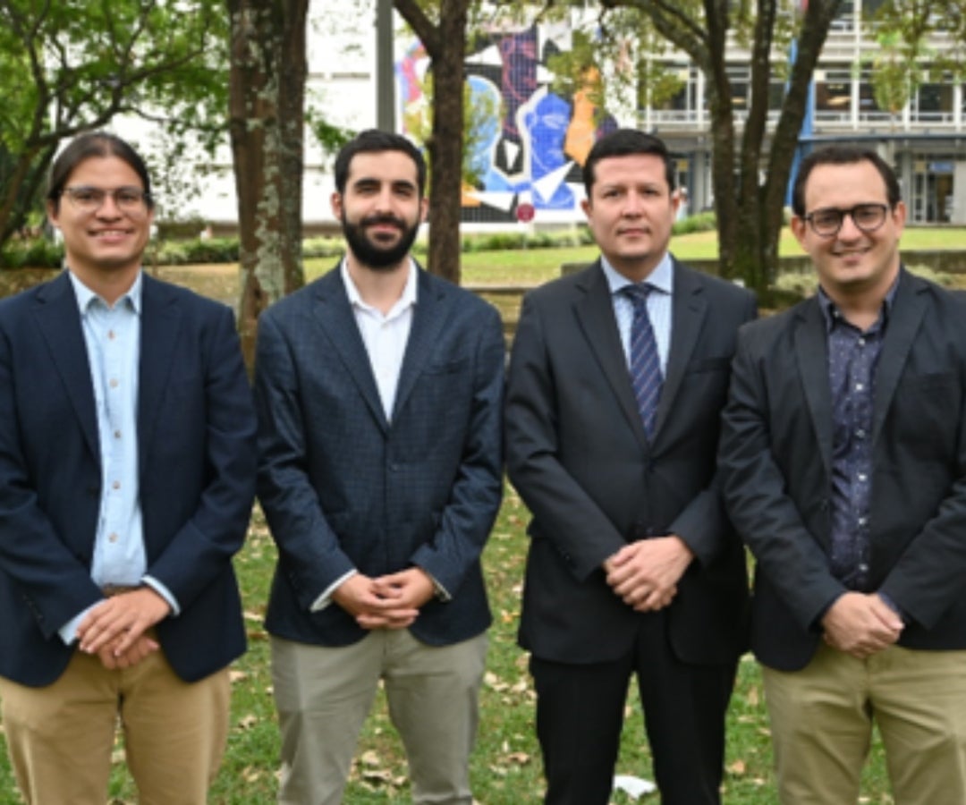 Docentes de la UPB: Enán Enrique Arrieta Burgos, Miguel Díez Rugeles, Andrés Felipe Duque Pedroza y Hernán Vélez Vélez Docentes de la UPB: Enán Enrique Arrieta Burgos, Miguel Díez Rugeles, Andrés Felipe Duque Pedroza y Hernán Vélez Vélez