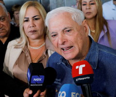 El ex presidente de Panamá Ricardo Martinelli se dirige a los medios de comunicación a su salida de la Asamblea Nacional, en Ciudad de Panamá.