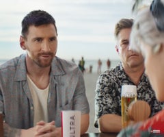 Lionel Messi mostrará su talento en la playa acompañado de sus amigos y de una cerveza Michelob Ultra.