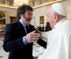 Javier Milei durante su reunión con el Papa Francisco en El Vaticano