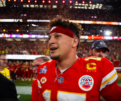 El quarterback de los Kansas City Chiefs, Patrick Mahomes, celebra tras derrotar a los San Francisco 49ers en la Super Bowl LVIII en el Allegiant Stadium.