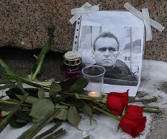 Flores colocadas junto a un retrato del líder de la oposición rusa Alexei Navalny en el monumento a las víctimas de la represión política tras la muerte de Navalny, en San Petersburgo, Rusia