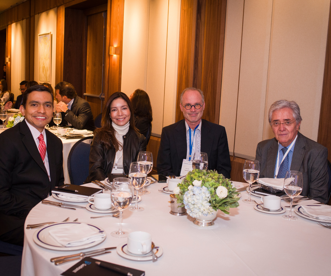 Carlos Aldana, vicepresidente de Cumplimiento de Bancolombia; Alina Rodríguez, directora de Estrategia de HiCue Speakers; Andrés Obregón, socio en Sumatoria; y Germán Cardona, exministro de Transporte y socio 2B One.