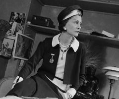 Coco Chanel triunfó primero con su colección de sombreros hasta dar con un estilo único y pionero que le convirtió en una de las mejores diseñadoras de la historia.