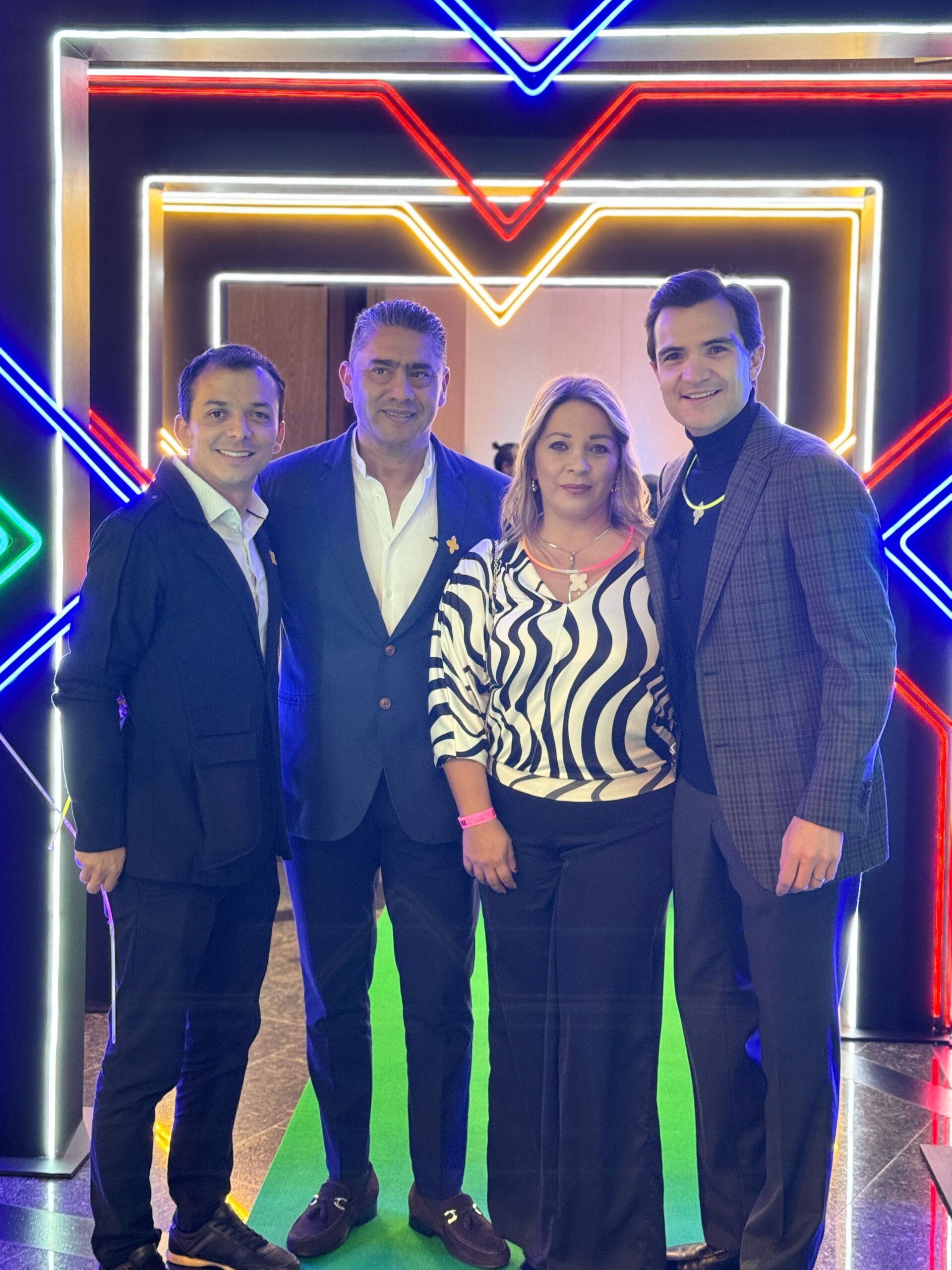 Miguel Sedano, Alejandro León y Carolina Carrillo, asesores Comerciales en Pluxee Colombia; y Antonio Silva, gerente Comercial de Pluxee Colombia.