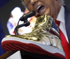 Donald Trump presenta una nueva línea de zapatos exclusivos en Sneaker