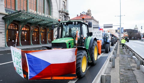 Tractores llegan al centro de Praga mientras los agricultores se suman a las protestas